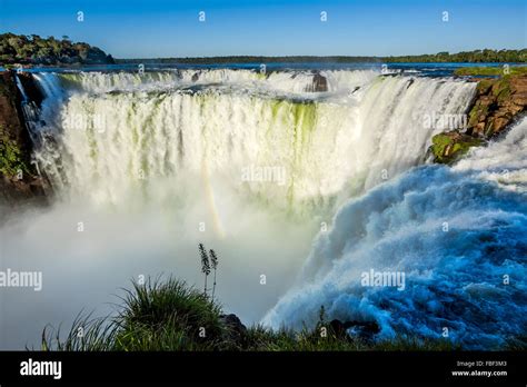 Garganta del Diablo en las Cataratas del Iguazú, una de las grandes maravillas naturales del ...