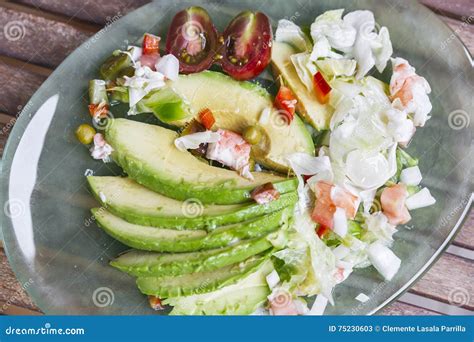 De Mengeling Van De Avocadosalade Met Kersen En Garnalen Stock