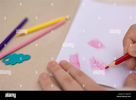 Enfants à Dessiner Avec Des Crayons Colorés Les Enfants Sattirent Sur