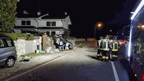 Auto In Fiamme Dopo Lo Schianto Contro Un Palo Della Luce Le Immagini