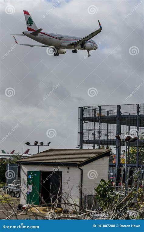 Aterrizaje De Mea Jet De Las L Neas A Reas De Oriente Medio En Heathrow