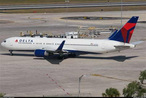 N Dz Delta Air Lines Boeing Er Wl Photo By Steven Larson Id