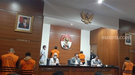 Pakai Baju Tahanan Kpk Dan Dipamer Ke Awak Media Begini Penampilan