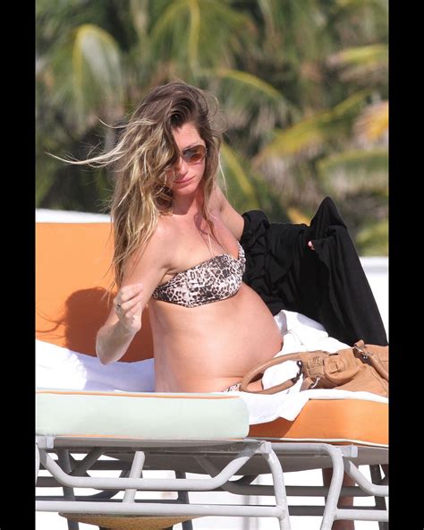 Photo Gisele Bündchen enceinte A Miami le 5 novembre 2011 Purepeople