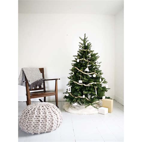 Minimal Christmas Tree - AboutDecorationBlog