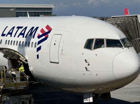 Boeing Says Airlines Should Check 787 Cockpit Seats After Latam Airlines Incident