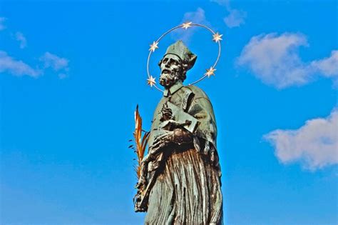 Estatua de san juan nepomuceno en el puente de carlos praga república