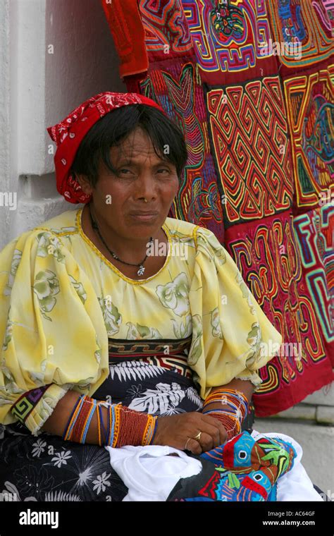 Kuna Woman Sewing Mola San Fotos e Imágenes de stock Alamy