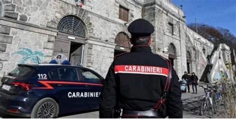 Torino Hai Guardato La Mia Ragazza Poi Lo Prendono A Calci E Pugni