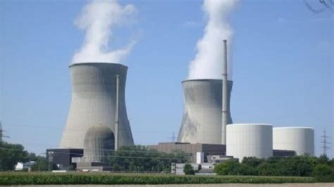 Franța va închide 14 reactoare nucleare până în 2035