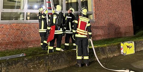 Feuerwehr Bung In Leerer Profilschule L Schzug Ascheberg Probt F R