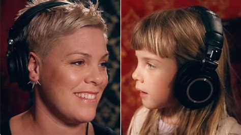 Pink Sings With Daughter Willow Sage 7 In Heartwarming Video Willow And Sage Heartwarming