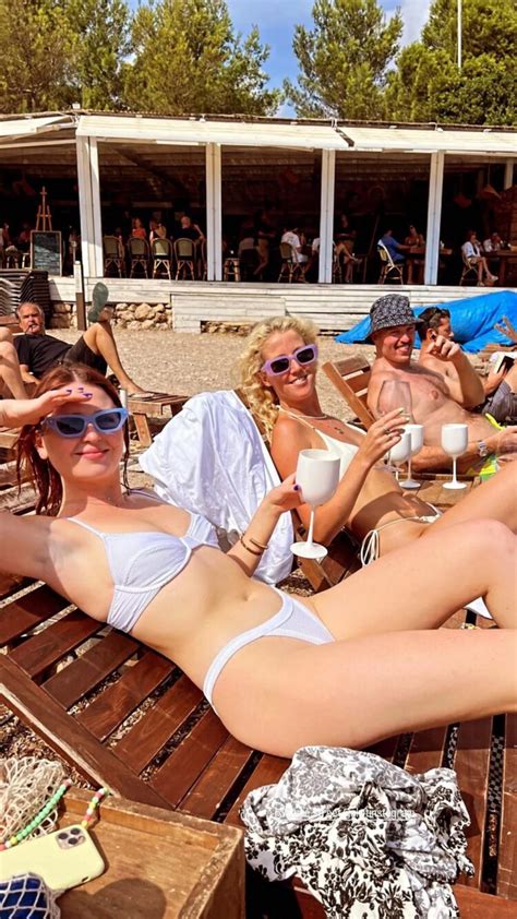 10 Hot Sexy Mieke Billing Smith Bikini Pics