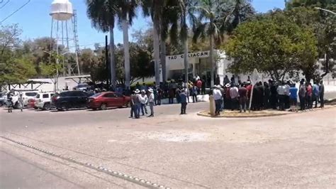 Productores agrícolas mueven patrulla de policía para tomar Pemex en