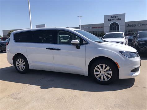 New 2020 Chrysler Voyager L Fwd Passenger Van