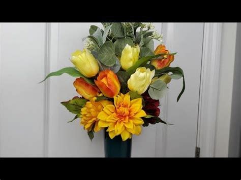 CEMETERY DIY FLOWER ARRANGEMENTS W/ PLASTIC VASE🌻🌼💐// IN A BUDGET //EASY TUTORIAL - YouTube ...