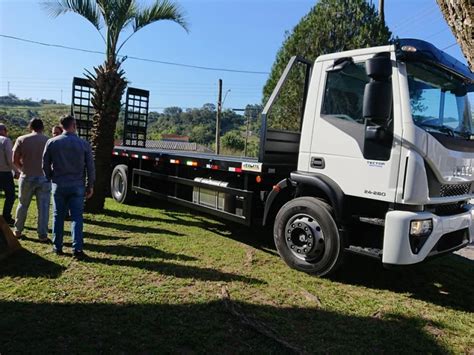 Prefeitura adquire mais um caminhão prancha Notícias DonfaNews