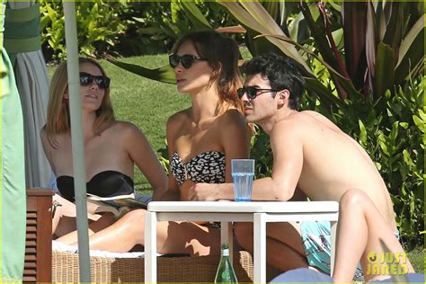 Joe Jonas Shirtless Beach Frisbee Player In Hawaii Photo 3023731 Joe Jonas Jonas Brothers