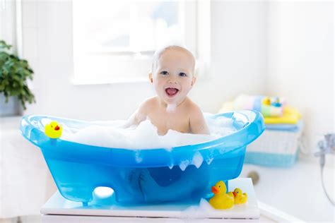 Four Safe And Easy Steps To Bathe Your Baby EWmums