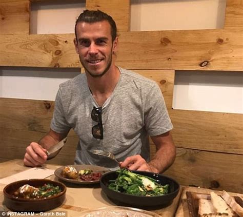 Real Madrid Star Gareth Bale Marks Win With Spanish Meal Daily Mail