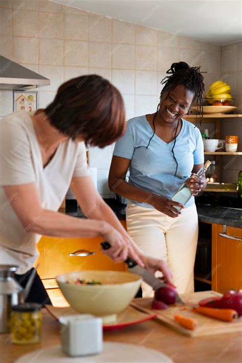 Free Photo Medium Shot Lesbian Couple At Home With Food