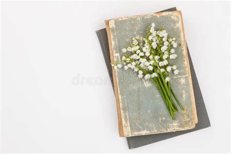 Ramo De Flores Del Lirio De Los Valles Y De Libros Retros Foto De