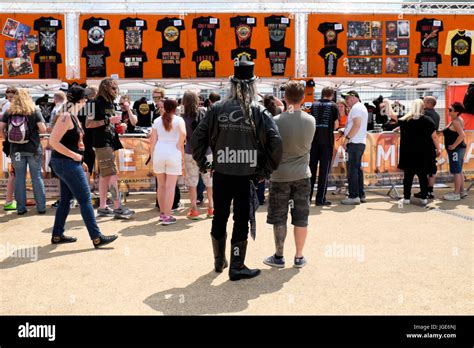 Guns N Roses 2017 Concert Fans And T Shirts At Entrance Of The Queen Elizabeth Olympic Park