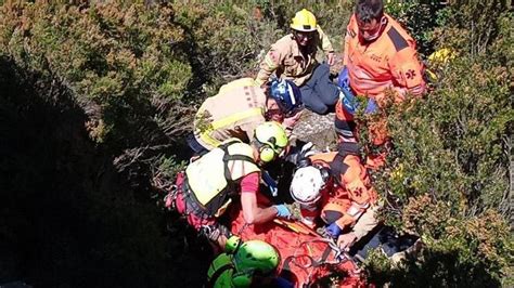 Ferit Greu En Caure De Sis Metres Mentre Feia Escalada A Port De La