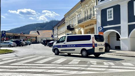 Pijan Mokrio Na Terasi Kafi A U Centru Po Ege Radio Vallis Aurea