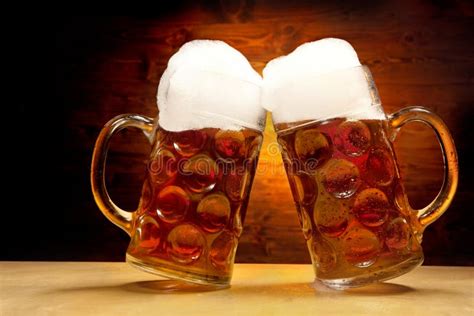 Vijf Bierglazen Op De Houten Lijst Stock Foto Image Of Glas Drank