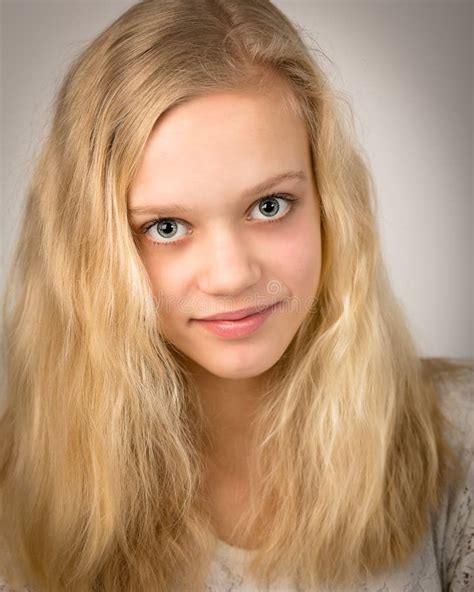 Belle Fille Blonde Adolescente Avec De Longs Cheveux Photo Stock