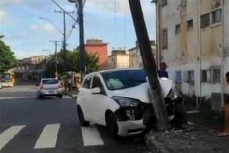 Motorista Perde Controle De Carro E Colide Poste No Cabula Vi Em