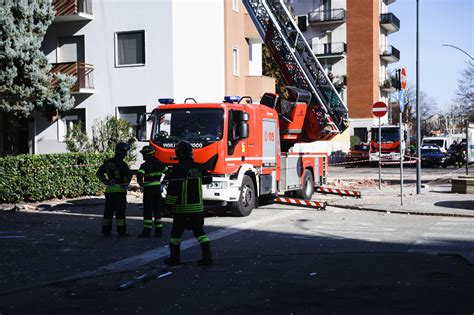 Fiamme In Appartamento A Saronno In Ospedale Lapresse