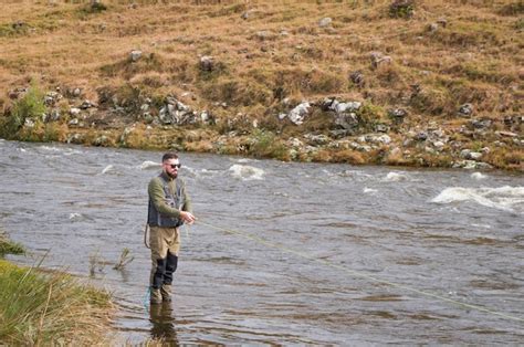 Pescador Pesca Con Mosca Trucha Arco Iris En La Monta A En Un Hermoso