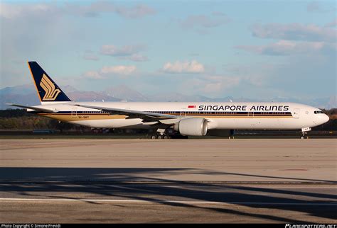 V Swt Singapore Airlines Boeing Er Photo By Simone Previdi Id