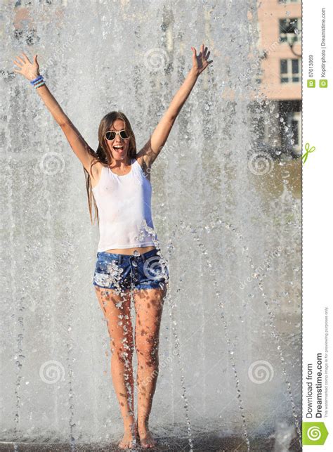 Fille Attirante Se Baignant Dans La Fontaine De Ville Image Stock