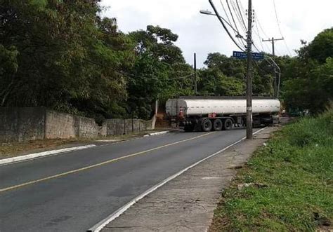 Bahia Ba Carreta Fica Atravessada Na Ladeira Do Saboeiro E Complica