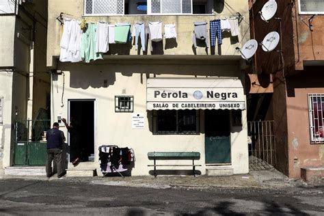 Cova Da Moura O Bairro Do Muro Invisível Em Que Os Tijolos Somos Nós