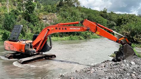 AMPHIBIOUS EXCAVATOR Hitachi EX200 Working On Water Moving Soil To