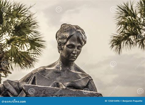 Escultura De La Mujer Que Se Aflige En El Parque De Costa Conmemorativo