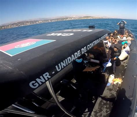 Unidade Costeira Da Gnr Resgata Migrantes Em Barco De Borracha No