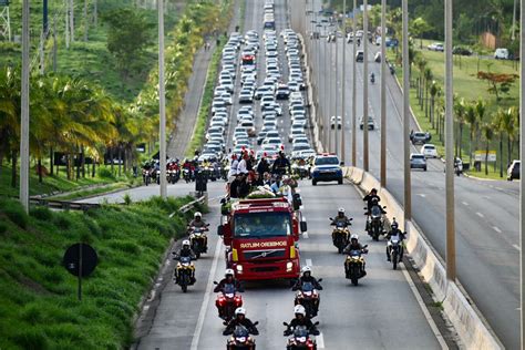 Foto Cortejo Do Corpo De Mar Lia Mendon A At Cemit Rio Foi