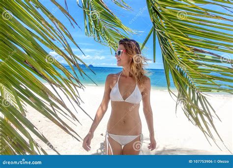 Mujer Hermosa En Bikini En La Playa Tropical Con Blanco De La Palmera