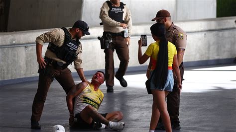 Cientos De Aficionados Colombianos Chocan Contra La Puerta Mientras