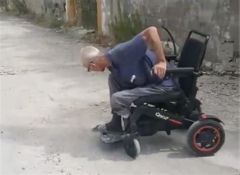 Stufo Delle Buche Davanti A Casa Sua L Anziano In Carrozzina Ne Ripara