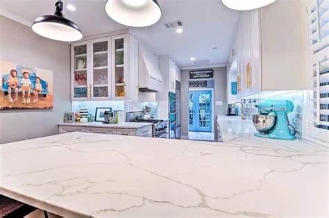 Calacatta Quartz Countertops (15 Types & Design Guide)