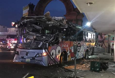 Fuego consume camión de pasajeros en carretera libre a Saltillo