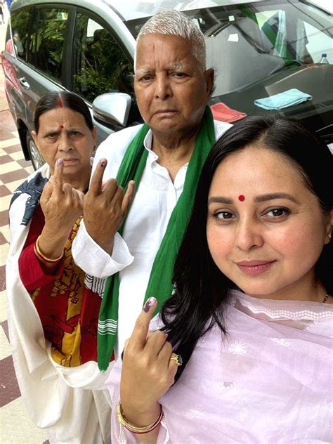 Rjd Chief Lalu Prasad Yadav With Wife Rabri Devi And Daughter Rohini