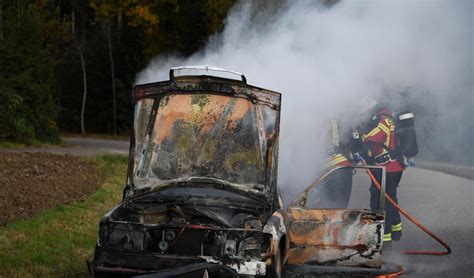 Auf Bewegungsfahrt Mercedes Oldtimer fängt Feuer und wird Raub der Flammen