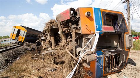 Dua Kereta Api Batu Bara Tabrakan Di Stasiun Rengas Lampung Newsrtv